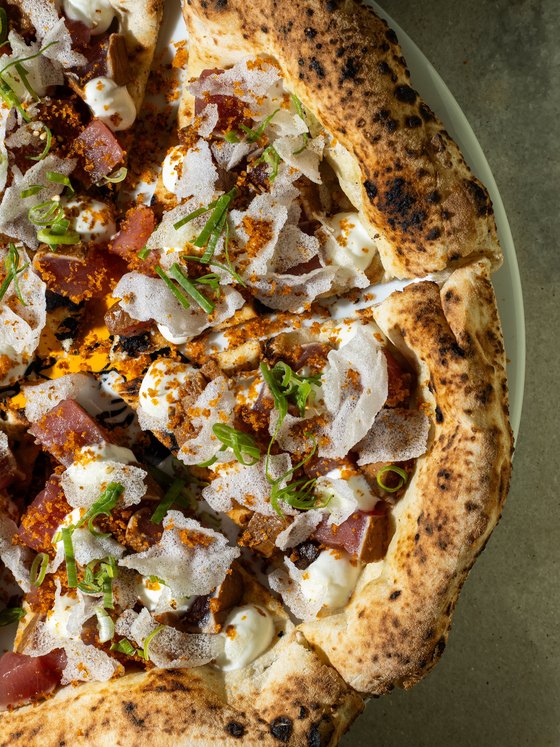 Pizza da collab com atum e bottarga, vista de cima.